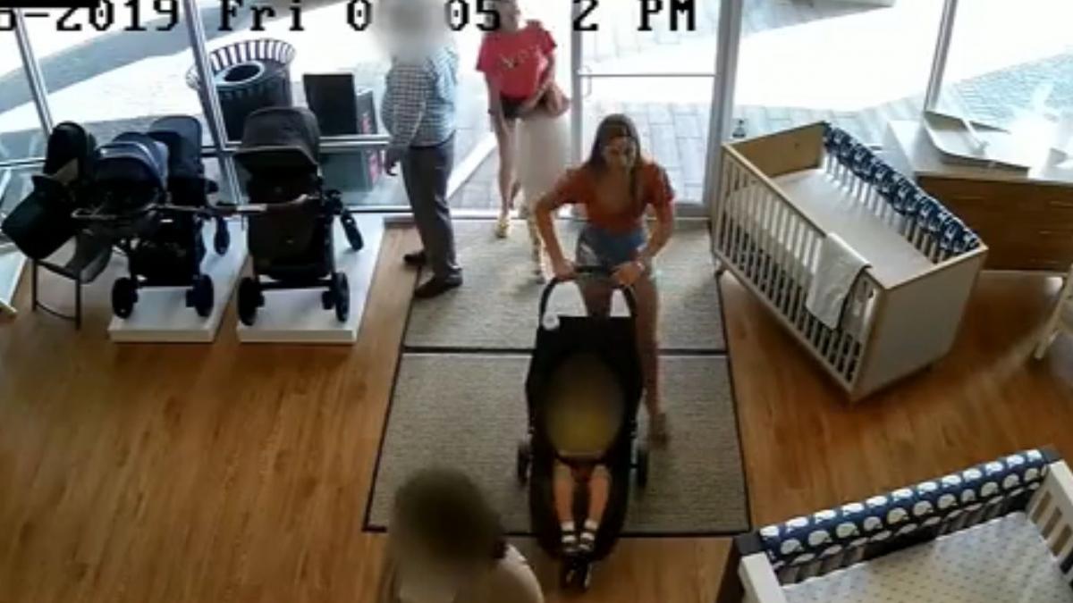 femeia a intrat cu copilul ei intr un magazin pentru bebelusi cateva minute mai tarziu ceva de a