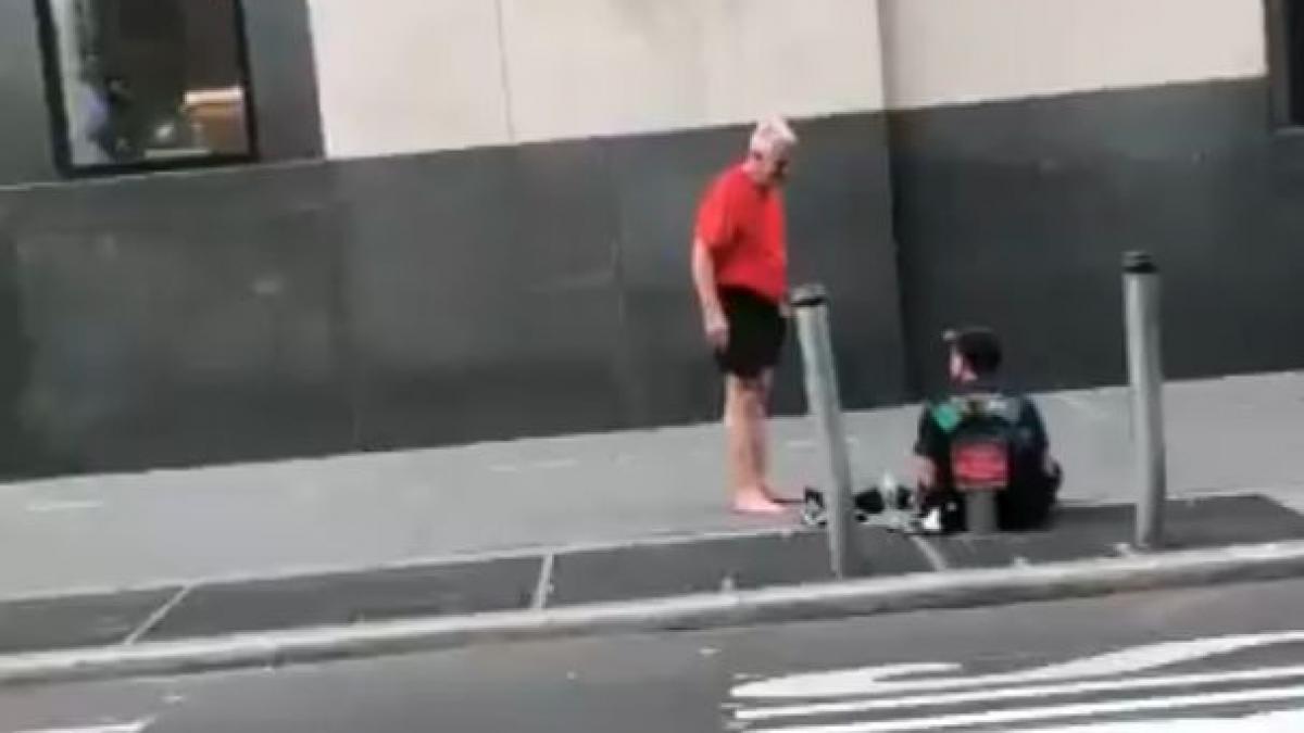 barbatul s a apropiat de omul strazii si crezand ca nu l vede nimeni a facut ceva cu totul