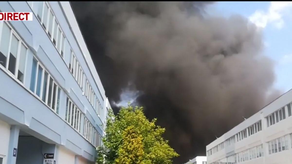 incendiu puternic in zona pipera din capitala sute de oameni evacuati nor gros de fum vizibil de la