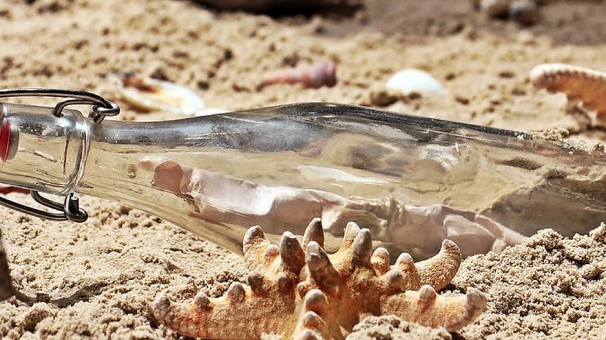 o femeie strangea gunoiul pe plaja cand a gasit o sticla credea ca este nisip insa cand a deschis o