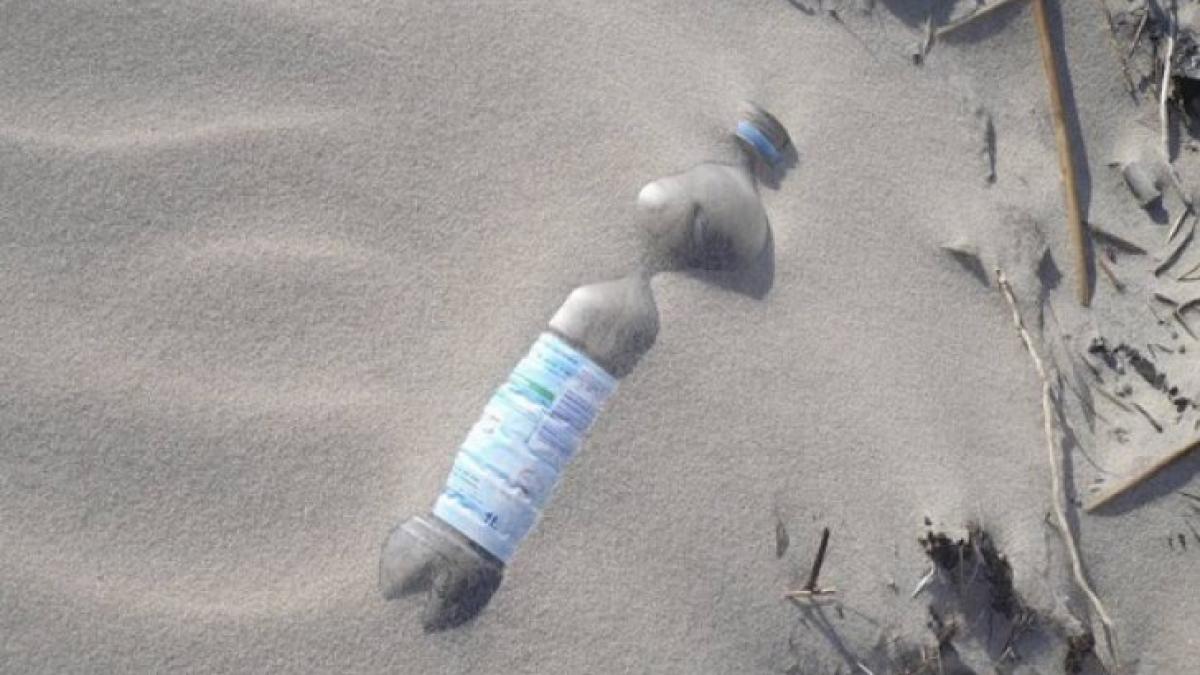 se plimba pe plaja cand a gasit o sticla la picioarele ei mesajul socant ascuns in ea credea ca e