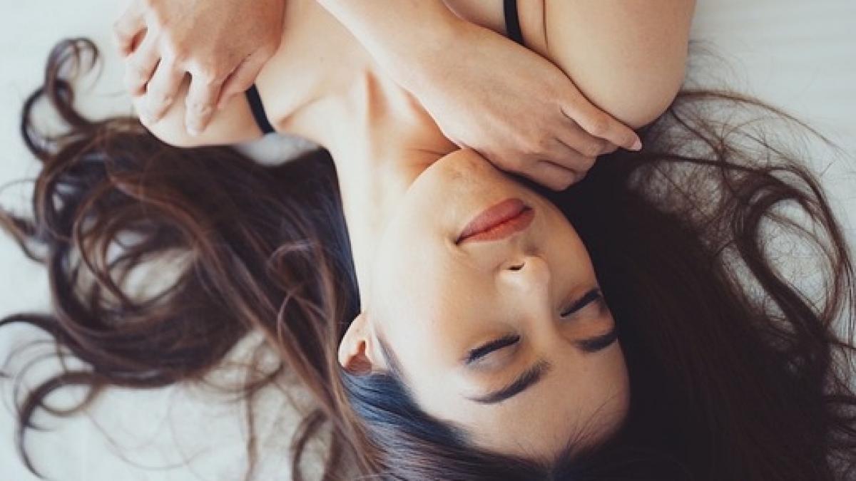 adela s a apropiat de barbat l a privit in ochi si l a intrebat daca vrea sa faca dragoste cu ea