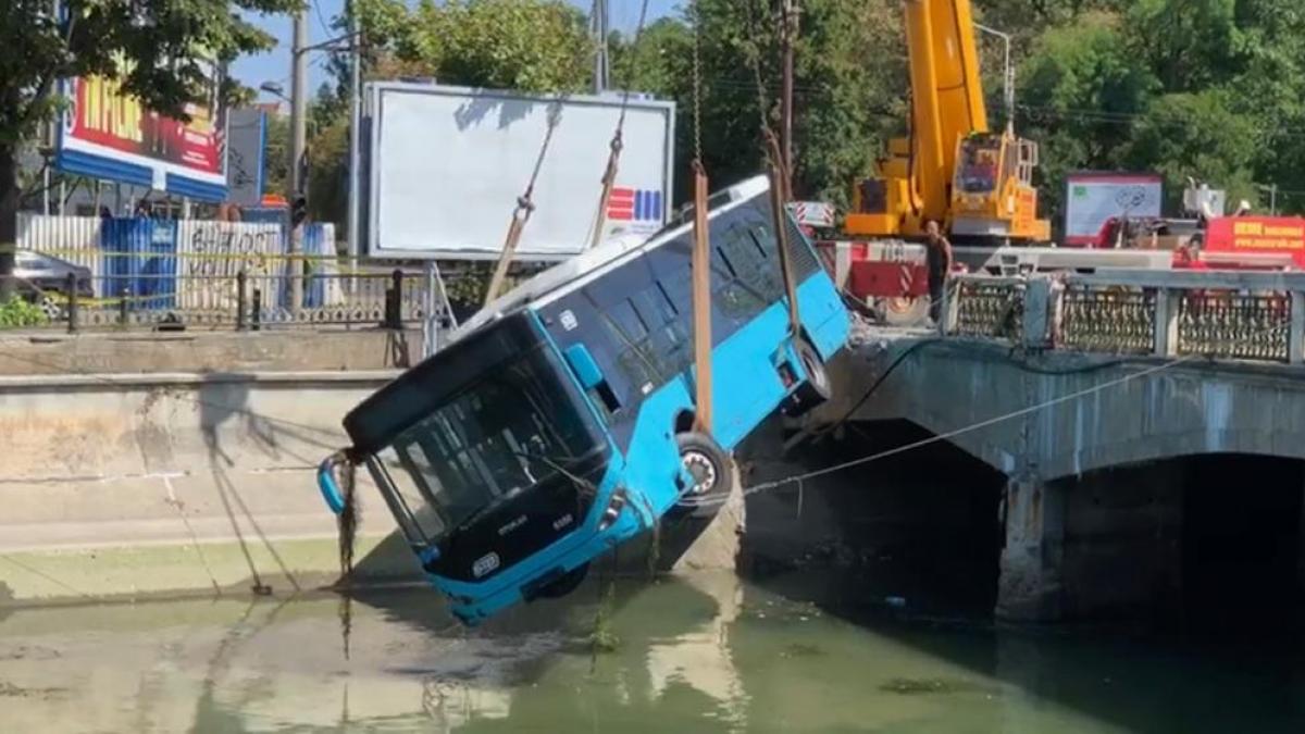 un autobuz al stb a cazut in raul dambovita o macara de mare tonaj inchiriata de primarie pentru a