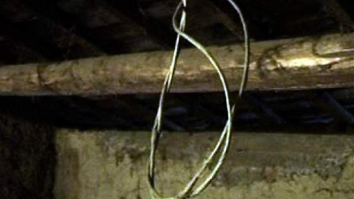 un barbat a fost gasit spanzurat sub pod la buzau oamenii au fost ingroziti