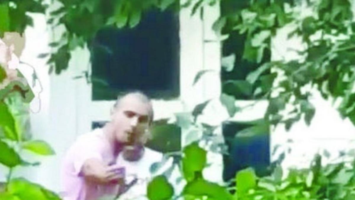 imagini socante surprinse in iasi doi tati s au batut la intrarea intr un bloc in fata copiilor