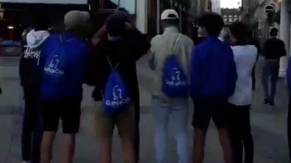 oamenii se plimbau pe strada ziua in amiaza mare cand s au oprit brusc pentru ca au vazut ceva