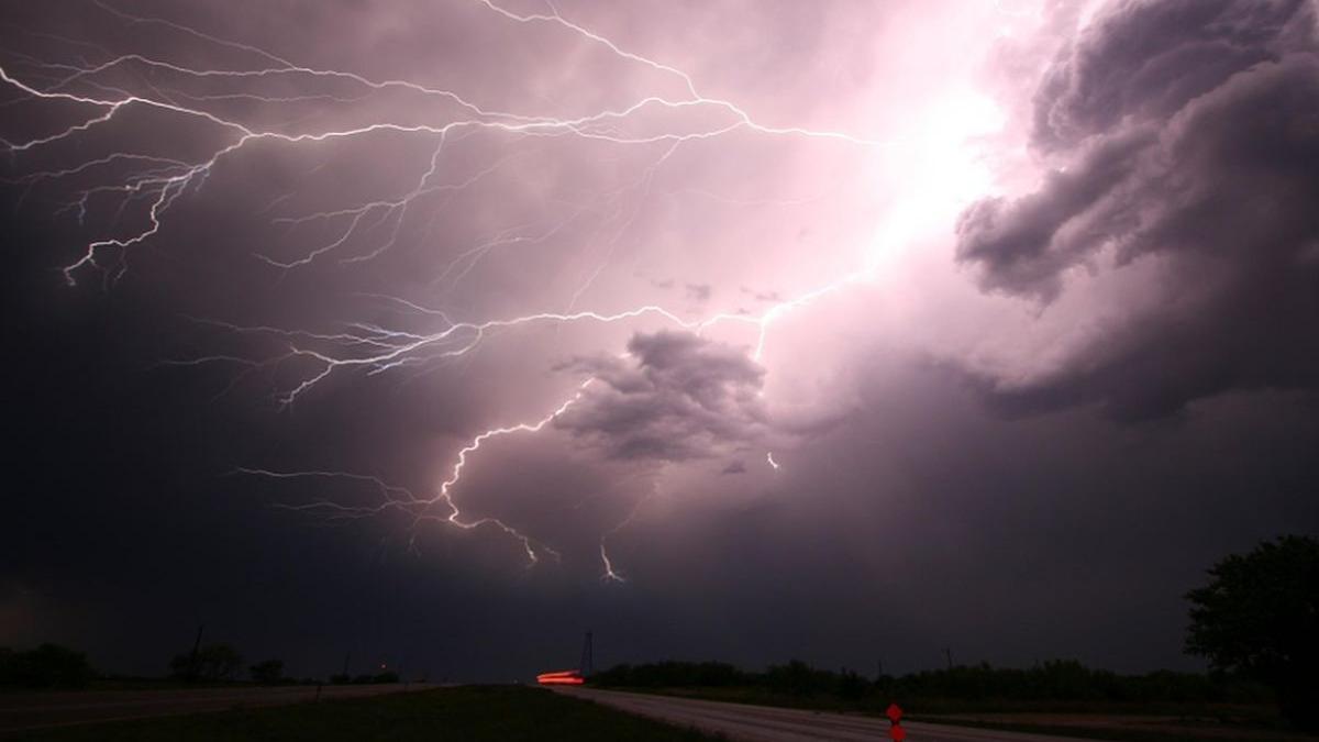 alerta pentru romani este cod rosu de vijelii meteorologii anunta rafale de peste 130 km ora in mai