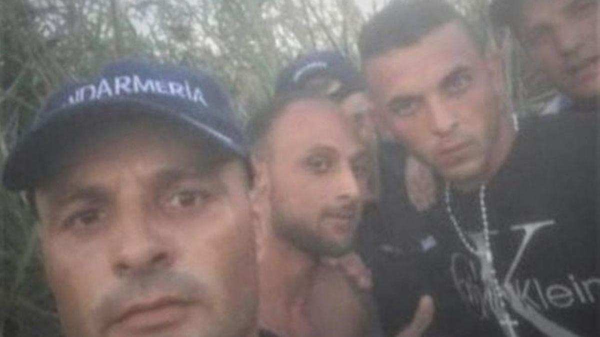 ancheta la jandarmeria caracal dupa ce trei jandarmi si au facut selfie cu doi evadati imaginile s