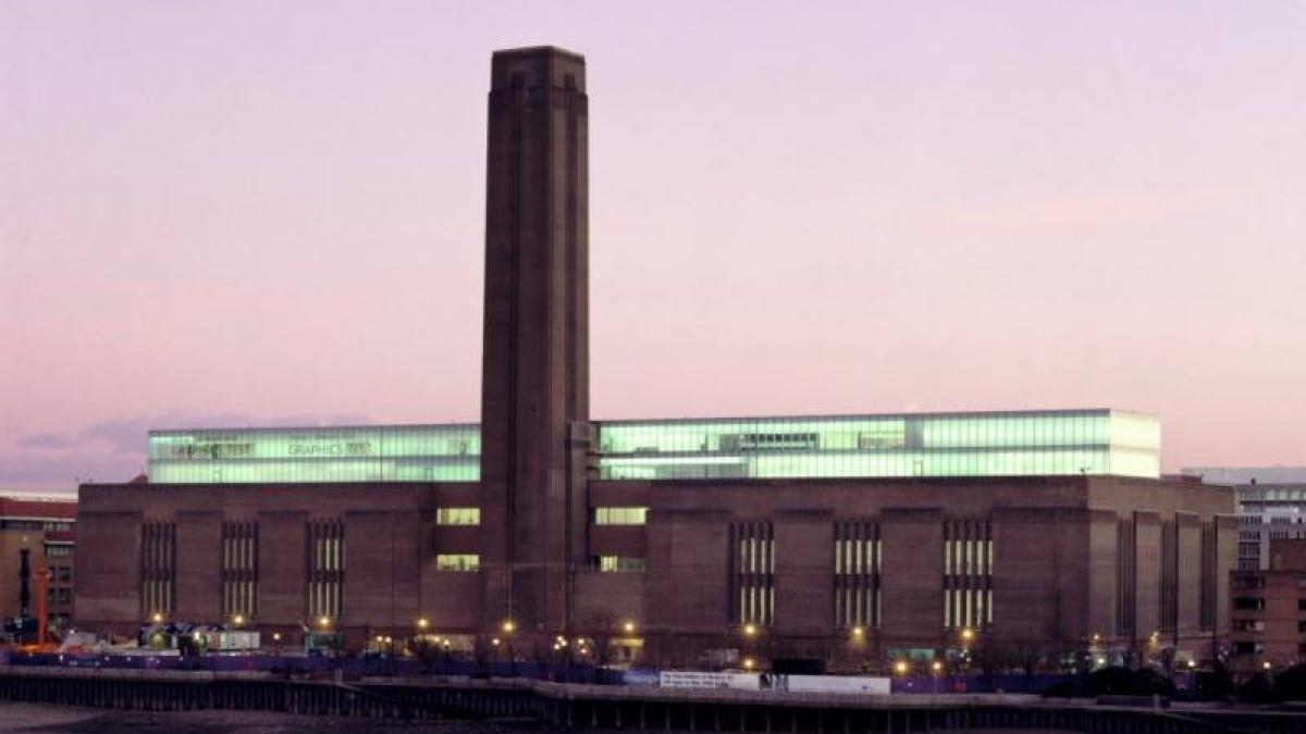 incident socant la tate modern din londra o femeie surprinsa pe balustrada de la etajul al zecelea