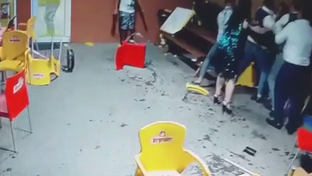 scene violente intr un local din alba un barbat ia din senin scaunele si loveste