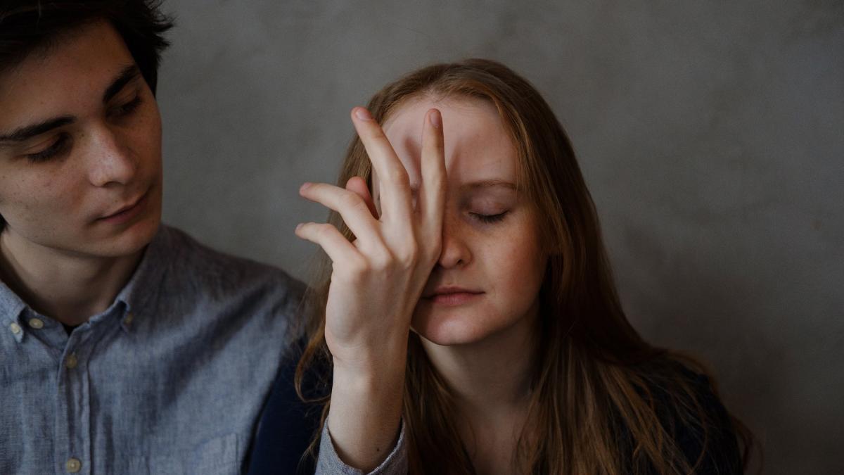 a numarat pana la 10 i a pus mana la ochi sotiei spunandu i ca are o surpriza pentru ea laura a