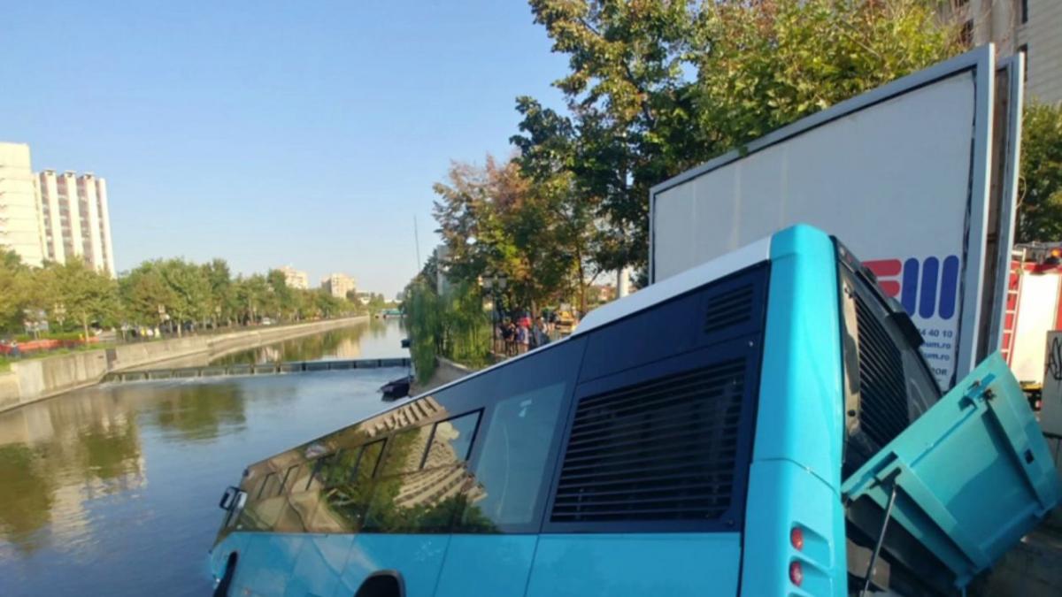 imagini spectaculoase cu soferul stb dupa accidentul din dambovita cum a fost surprins video