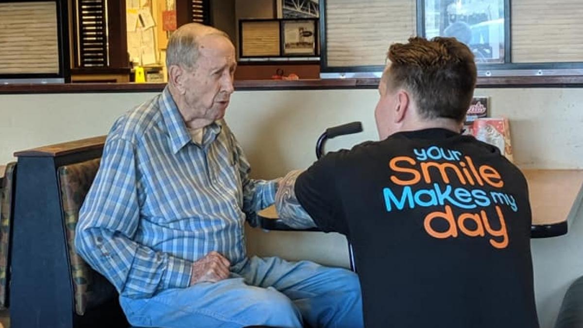 se afla intr un restaurant cand a vazut un batranel care manca singur in scurt timp ceva uluitor s