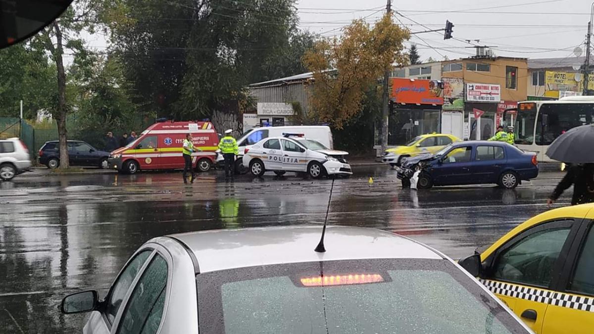accident cu o masina de politie in capitala traficul este blocat foto