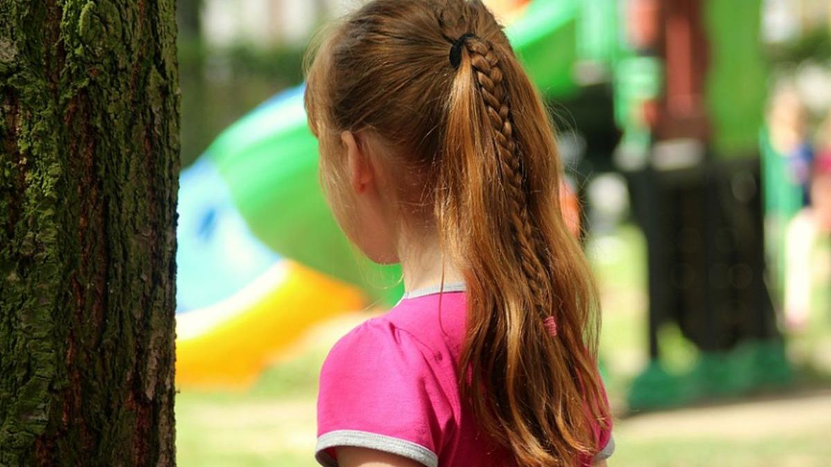 o fetita de opt ani a fost violata in baia scolii de un baiat de 11 ani ce a facut politia