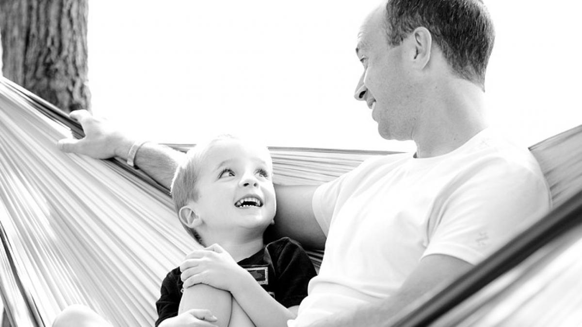 un baietel si a intrebat tatal ce inseamna politica ei bine fiule eu fac bani deci sunt