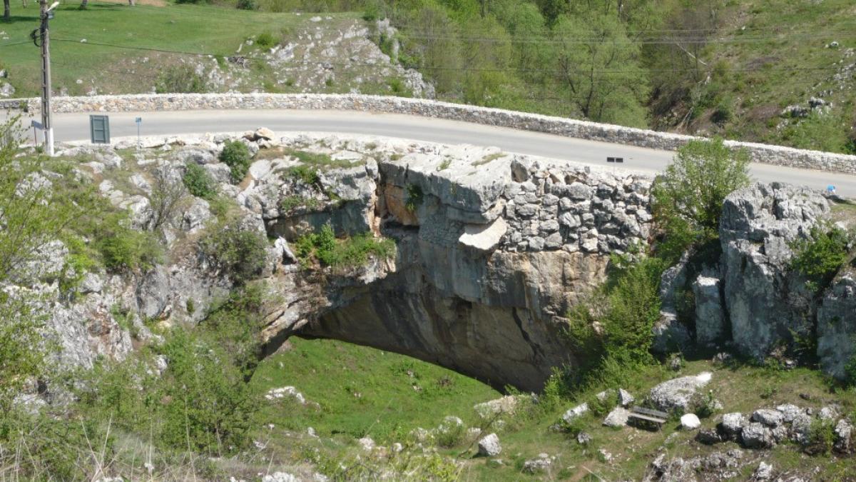minunea lui dumnezeu facuta intr o comuna din mehedinti oamenii sunt convinsi ca doar asa au scapat