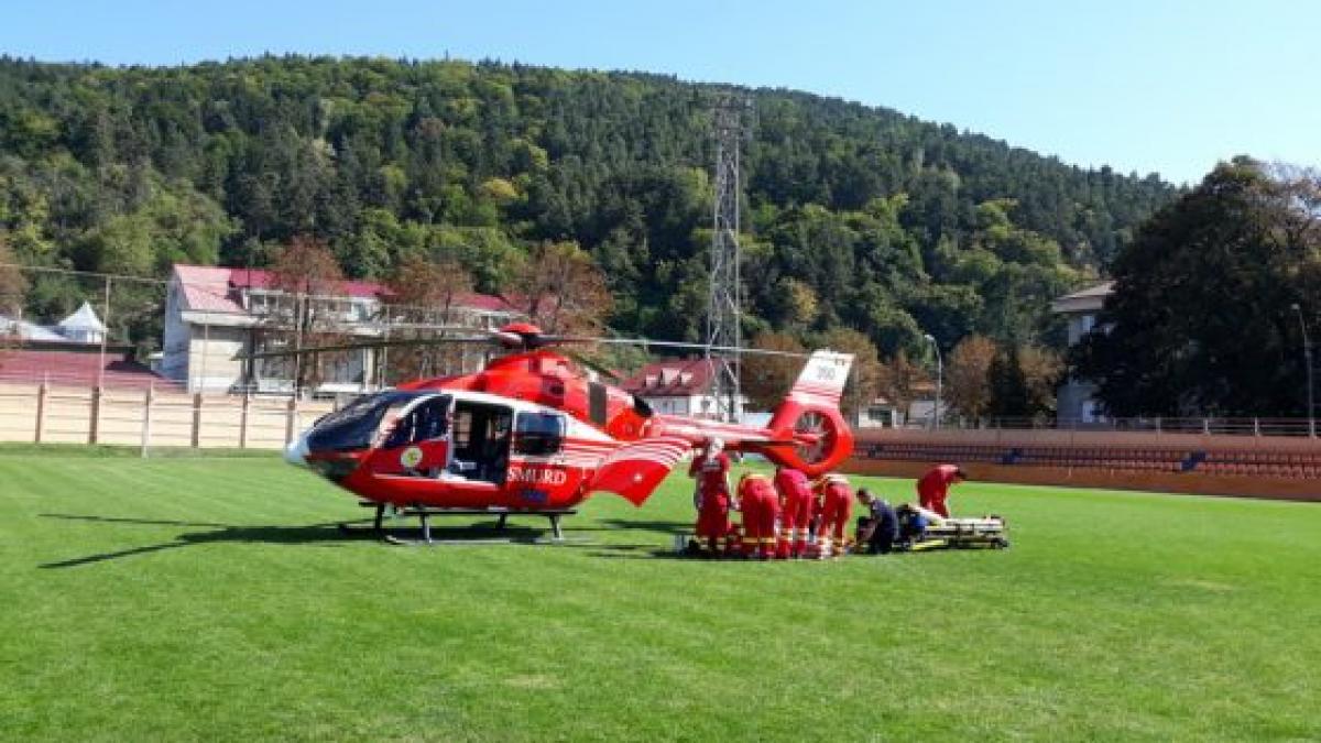 barbat injunghiat din piatra neamt transferat cu elicopterul smurd la iasi omul era intr o asemenea