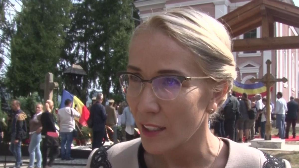 ramona ioana bruynseels la mormantul lui avram iancu este trist ca la 147 de ani de la moartea lui