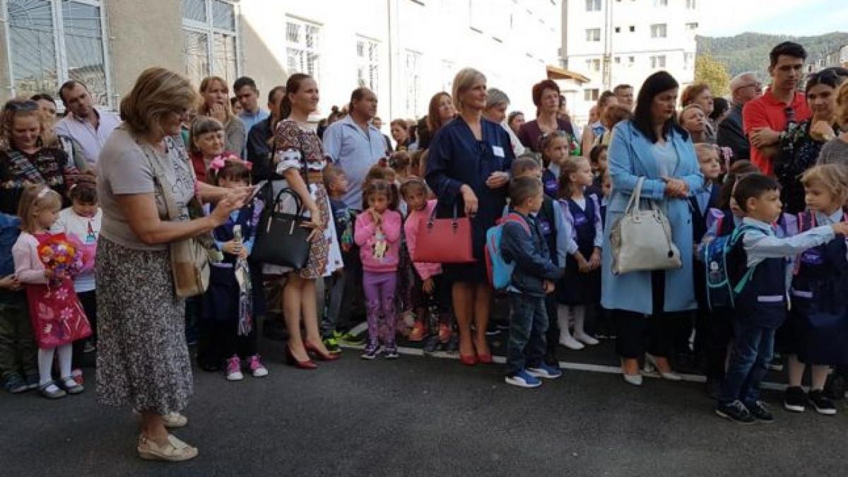 claudia ii pregatea pe copiii romi de care se ocupa pentru prima zi de scoala cand a primit un