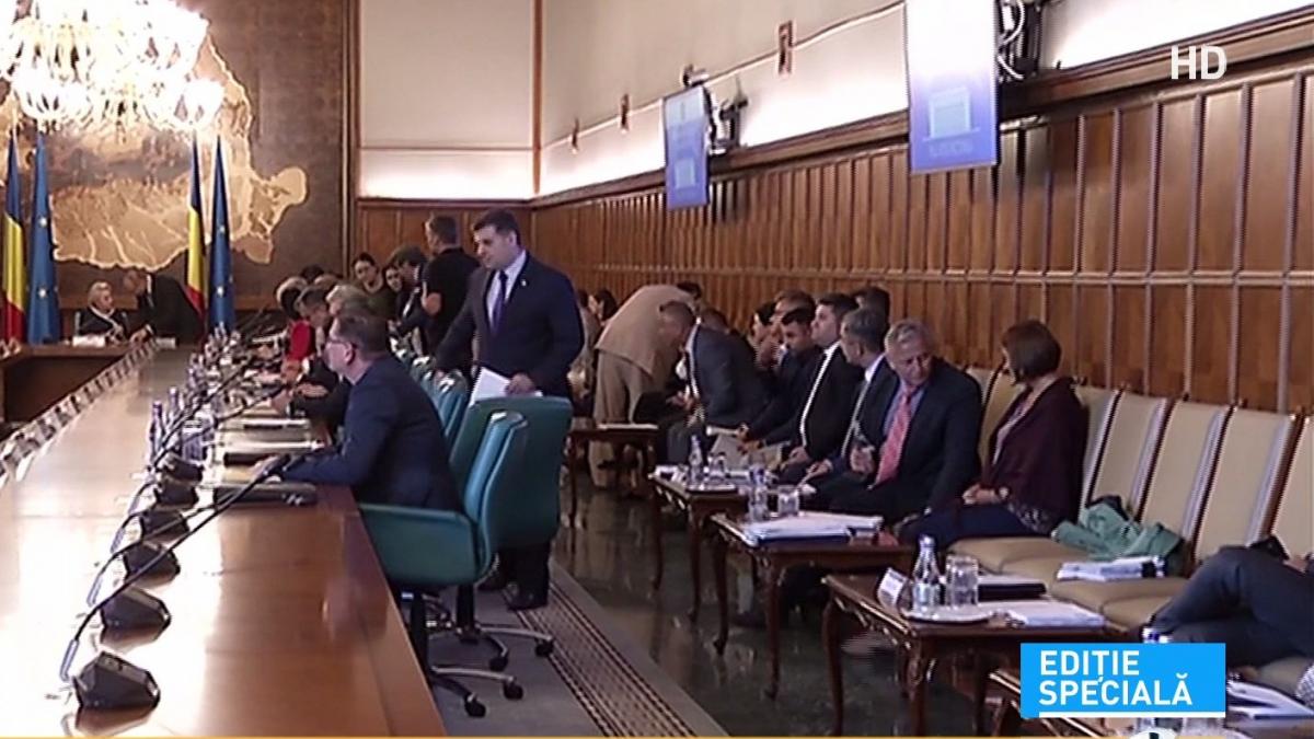 imaginile zilei scaune goale la masa vioricai dancila