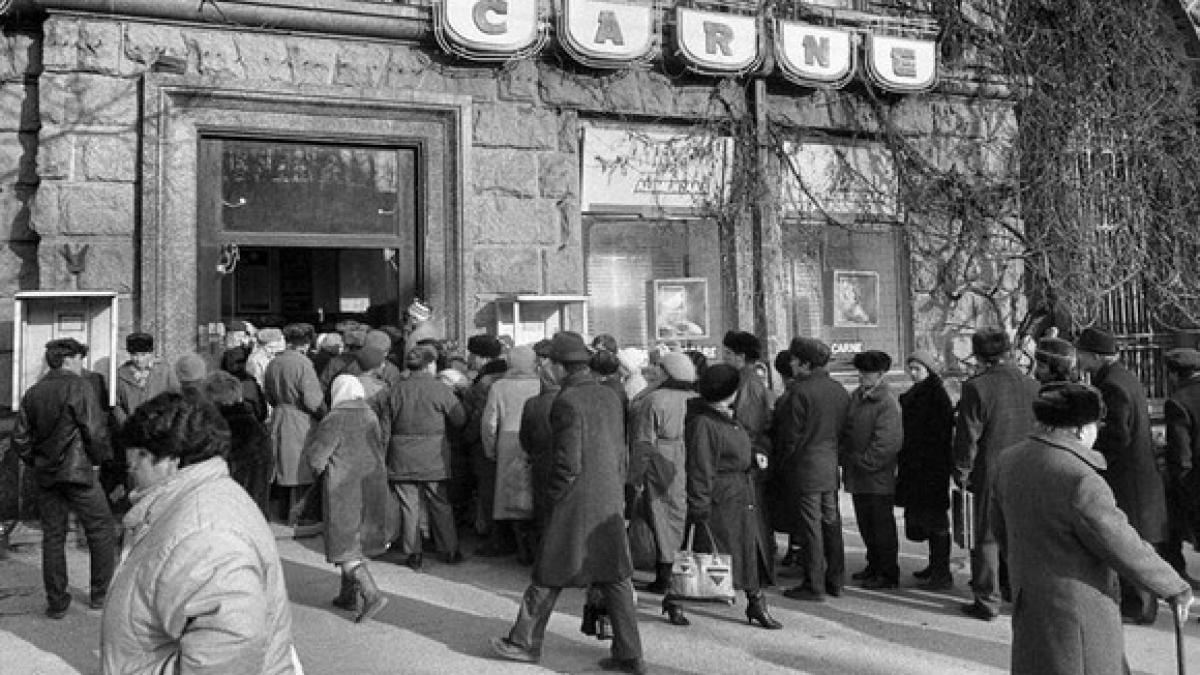 cum te obliga regimul comunist sa cumperi gheare de pui