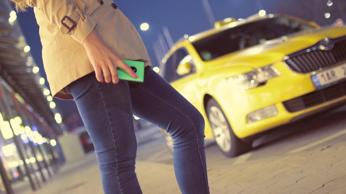 luiza astepta la ocazie spre caracal si vorbea la telefon cu tata ei din italia tati hai hai ca a