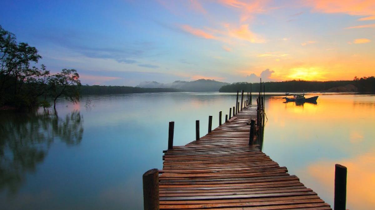 vremea ramane in continuare calda ploi si descarcari electrice in anumite regiuni