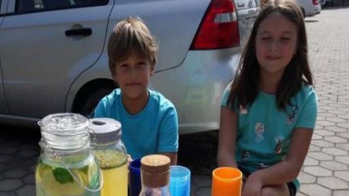 doi copii din cluj napoca si au facut afacere ce vand micutii in fata blocului in care locuiesc