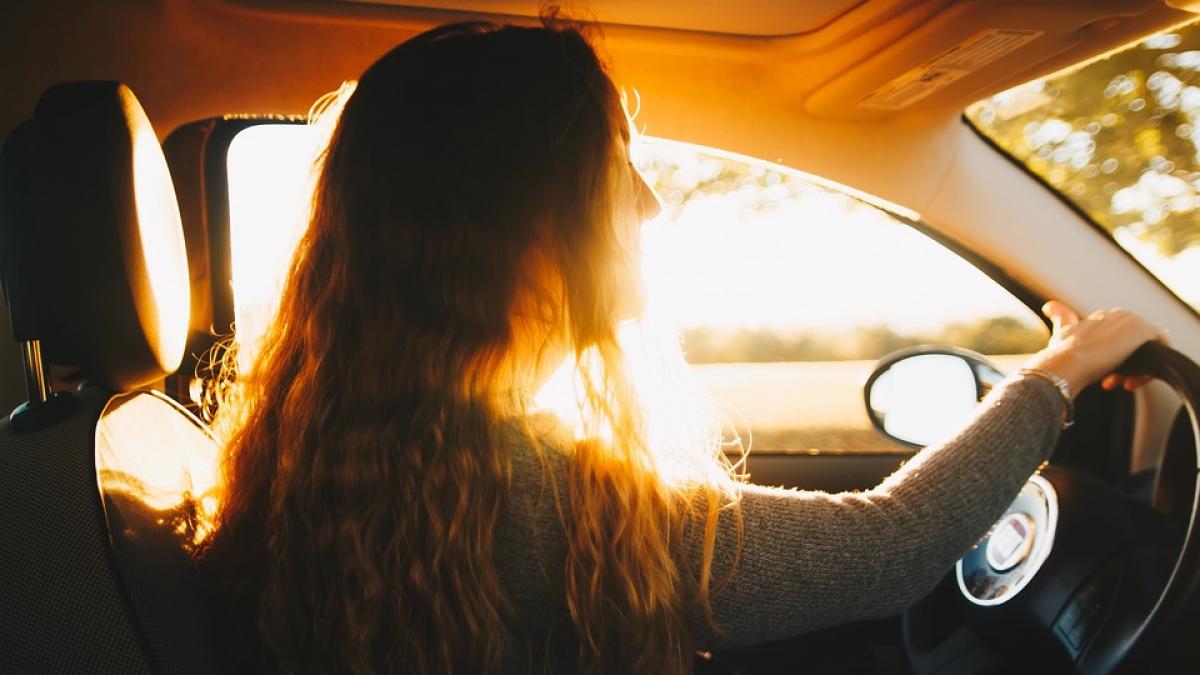 o romanca era in italia cand a vazut un barbat care face ceva bizar in masina cand si a dat seama