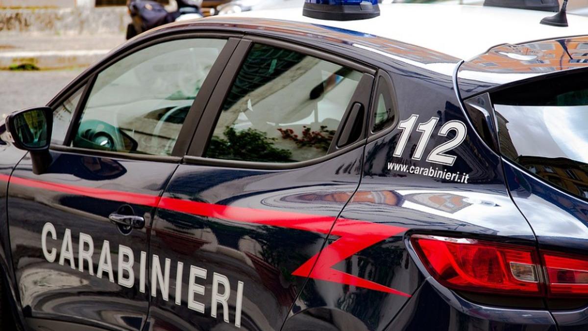 panica intr o piata din italia un roman a scos o drujba din portbagaj si a amenintat trecatorii