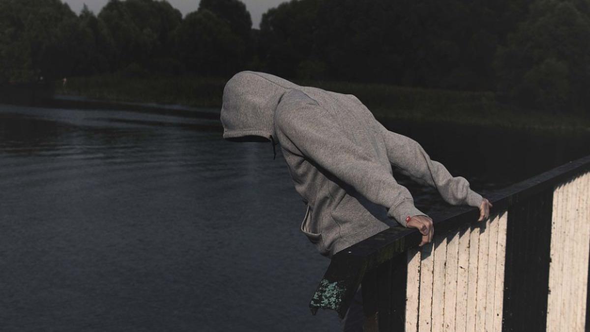 un barbat si a inscenat moartea am dormit in pat cu dusmanul ce descoperise despre sotia lui e