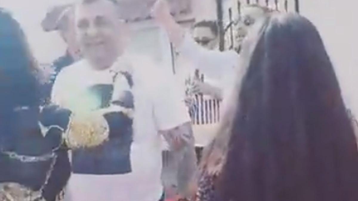 detinut proasapt eliberat din penitenciarul gaesti intampinat la usa inchisorii cu lautari sampanie