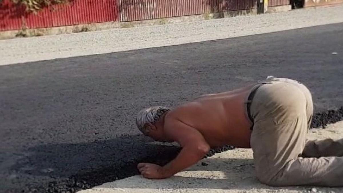 barbatul din acest sat din bacau a vazut pentru prima data in viata lui o sosea asfaltata s a pus