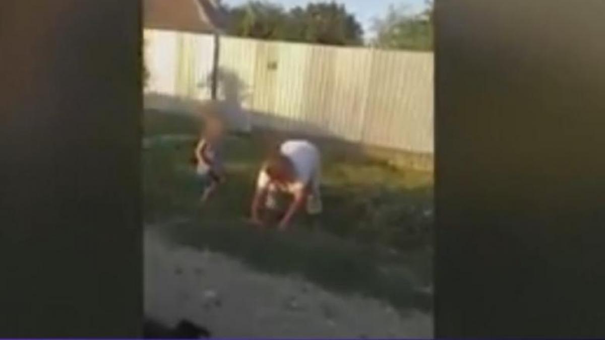 beata de nu se mai poate tine pe picioare in timp ce copilul ii tine sticla de bere video