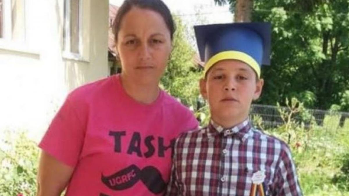 constantin avea 11 ani si s a intepat in talpa in curte a inceput sa se simta rau si dupa 10 zile a