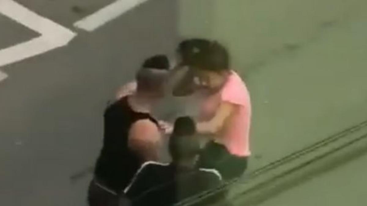 scene socante in sibiu o fata este batuta in plina strada video