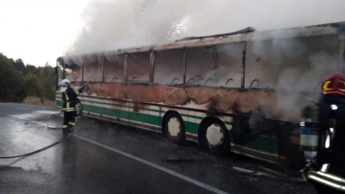 un autobuz cu pasageri a luat foc in mers