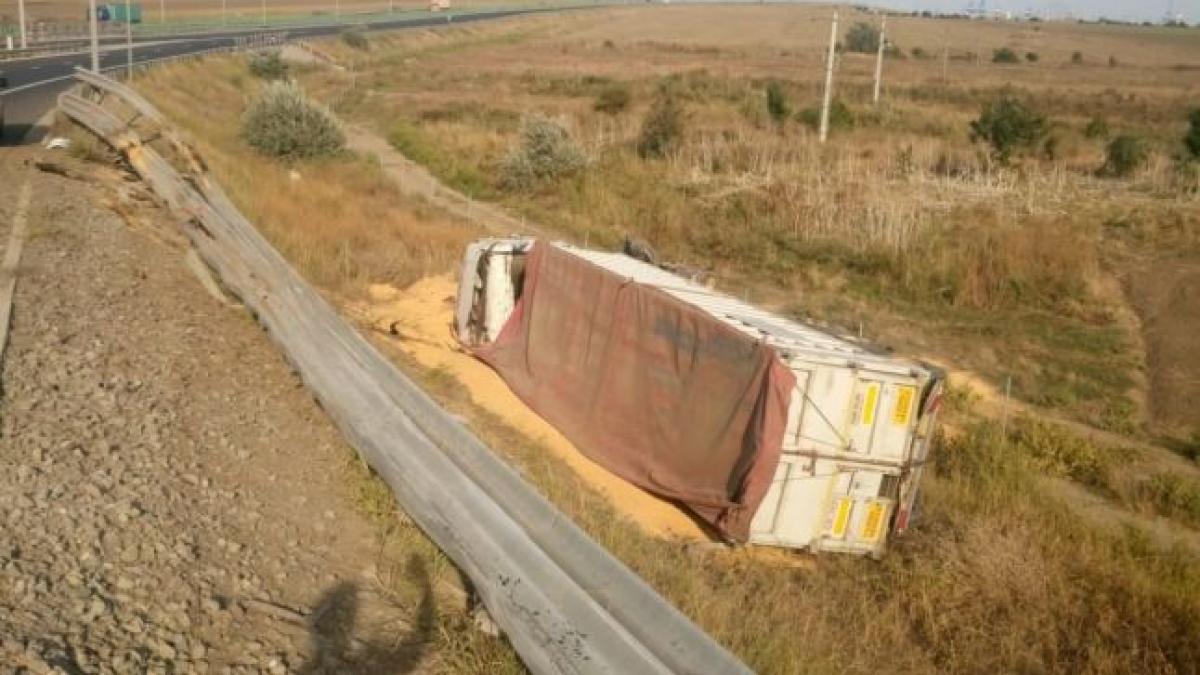 accident pe a1 in apropiere de portul constanta sud agigea un tir incarcat cu cereale s a rasturnat