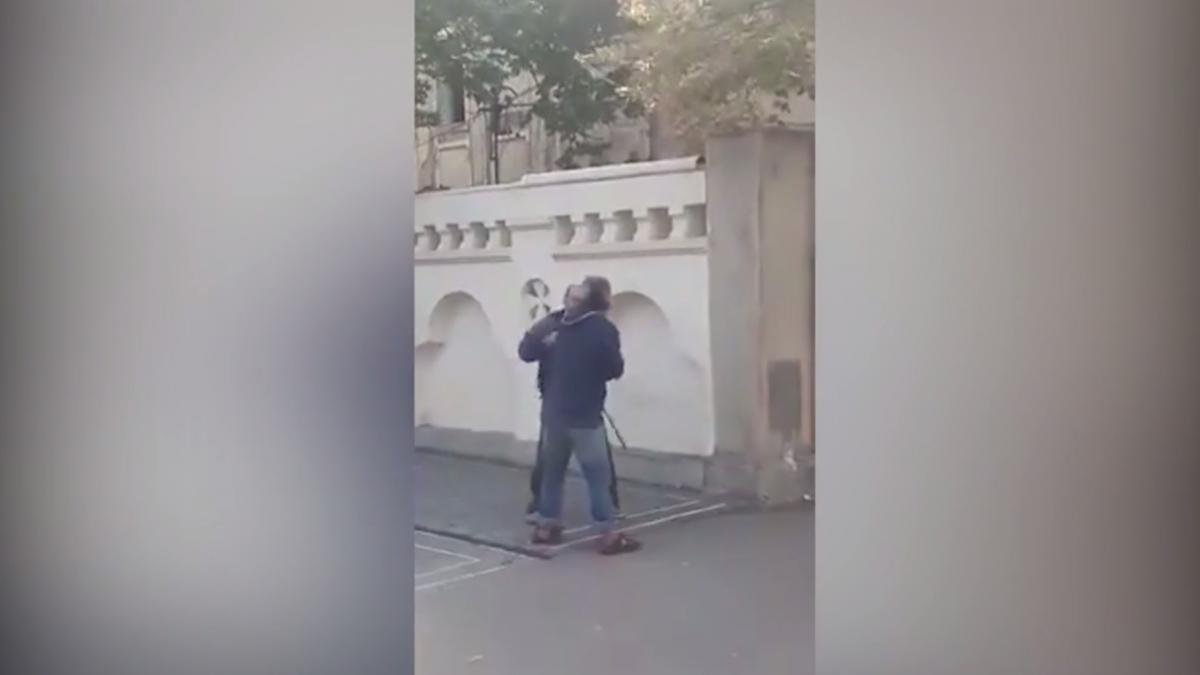 doi oameni ai strazii s au batut cu pumnii si batele chiar in fata sediului sectiei 5 politie din