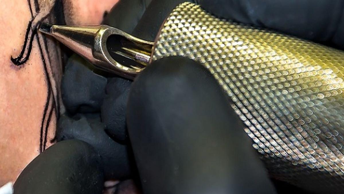 o fata din iasi a ajuns la urgente dupa ce si a facut un tatuaj intr o zona neobisnuita