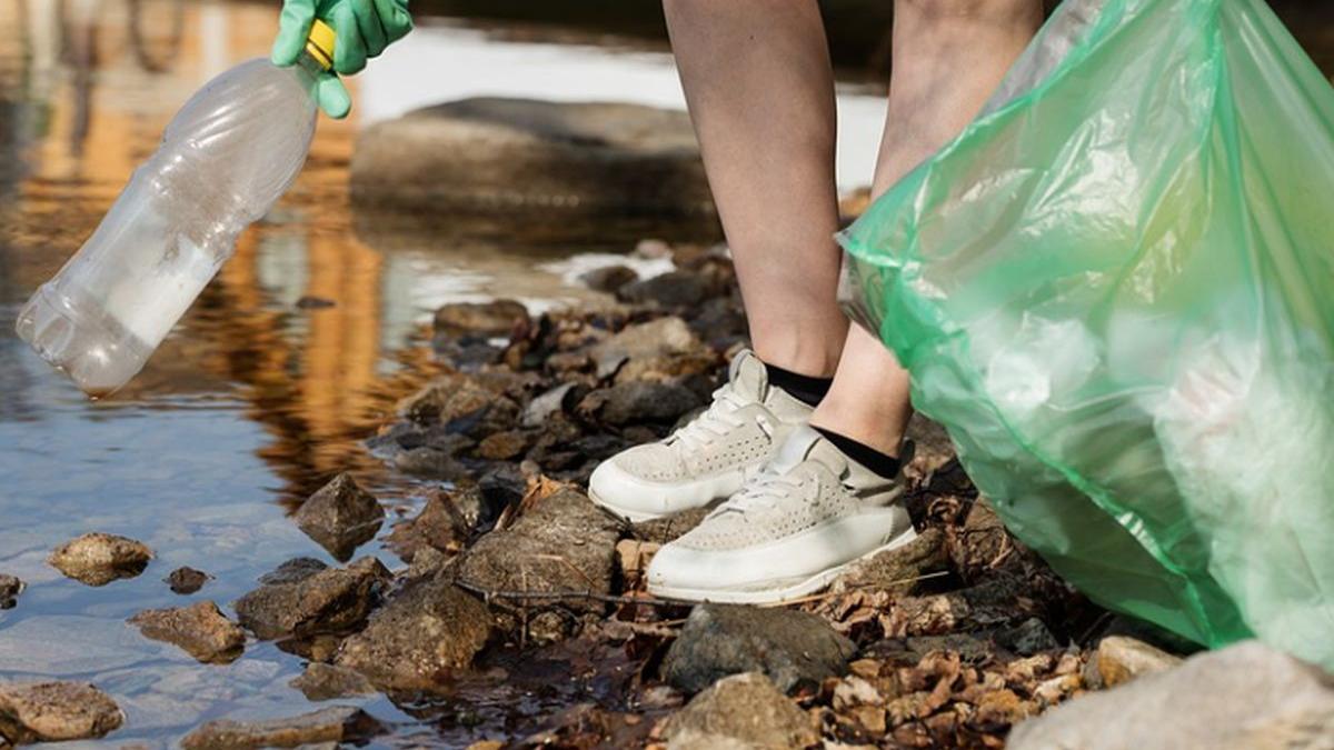poluare extrema patru tone de gunoaie au fost stranse de pe malul lacului bicaz