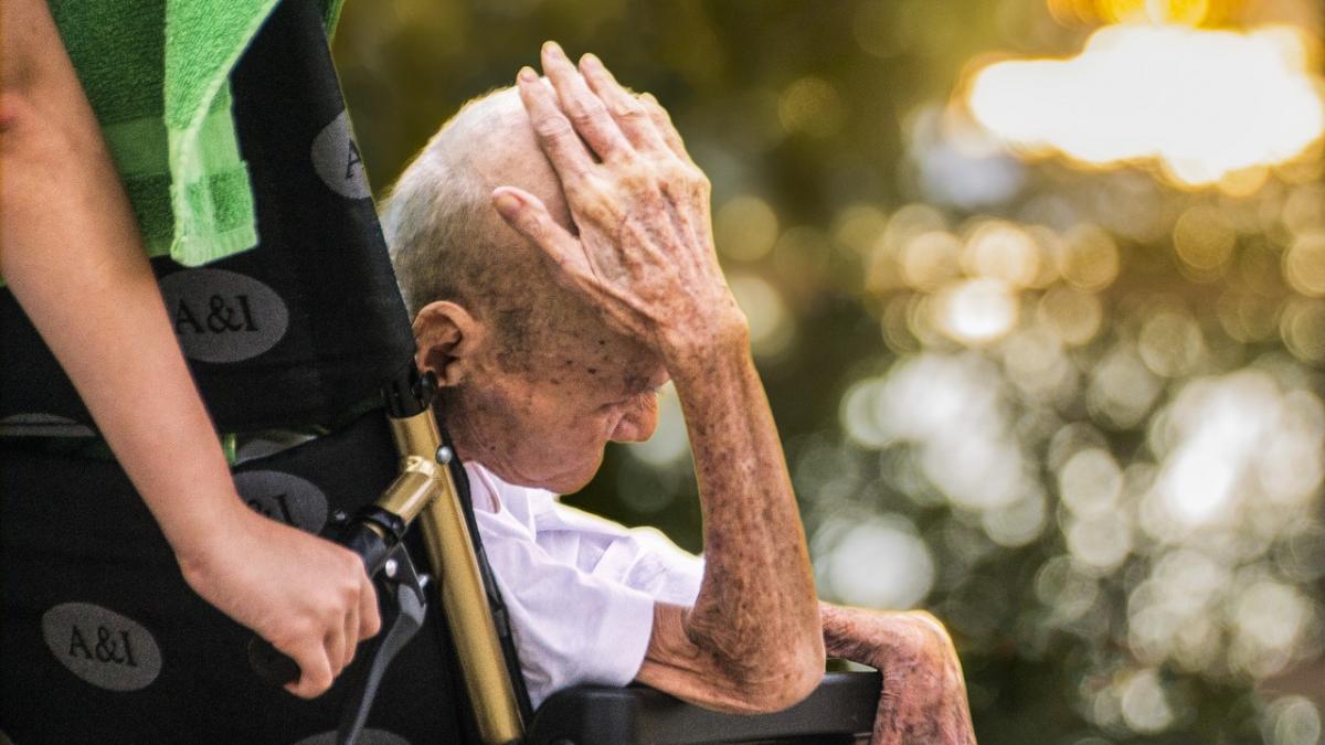 situatie revoltatoare in iasi un batran bolnav de epilepsie a fost plimbat 36 de ore in spitale