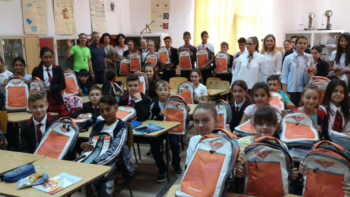 3 000 de elevi din toate regiunile tarii au primit ghiozdane complet echipate la inceputul anului