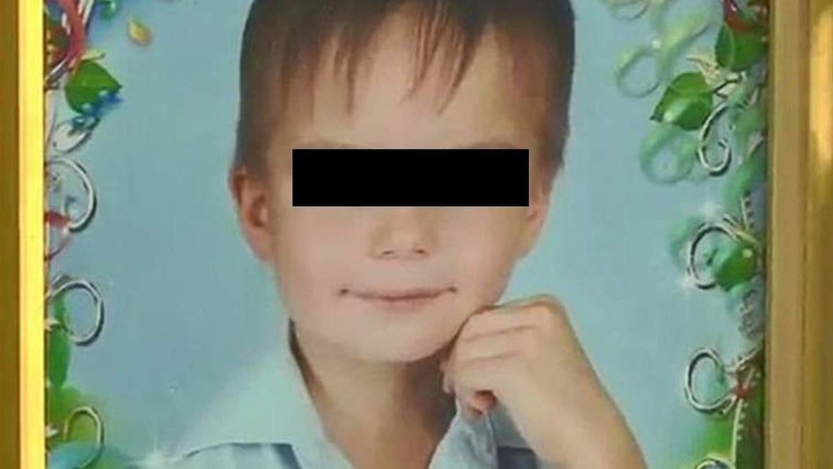 anton se intorcea de la scoala cand parintii au inceput sa i smulga hainele de pe el si sa l bata