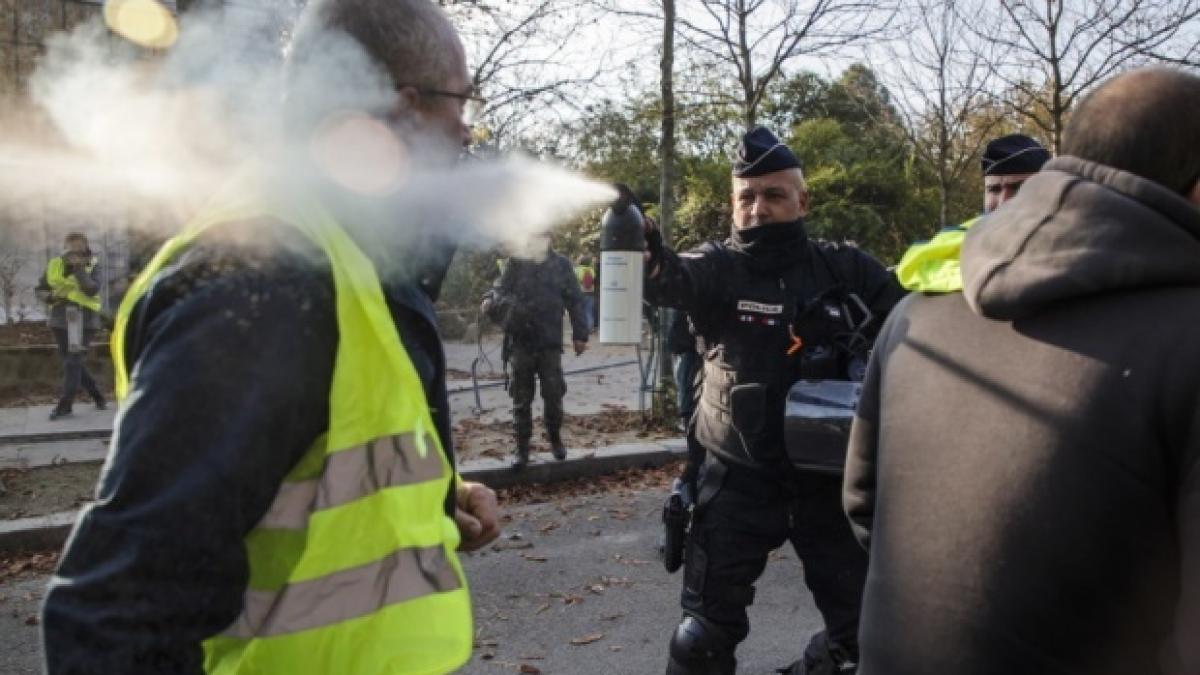 nou protest al vestelor galbene in paris politia a folosit grenade cu gaze lacrimogene