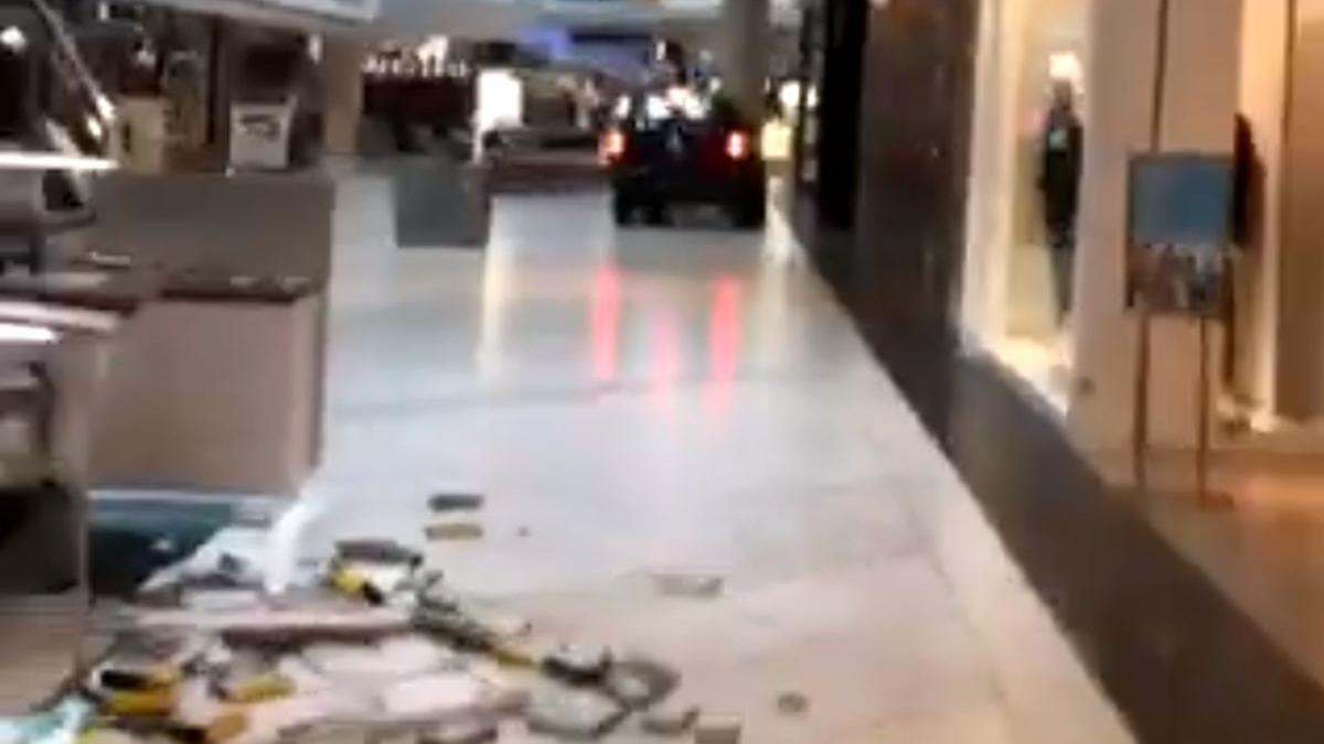 imagini incredibile cu un sofer care a intrat cu masina in mall oamenii ingroziti e atac terorist