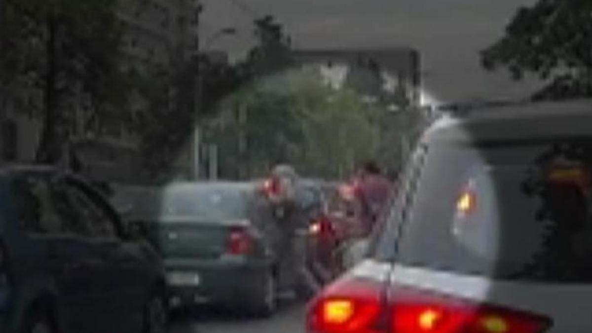 incident socant in trafic in bucuresti s au apropiat de o masina si au inceput sa imparta pumni