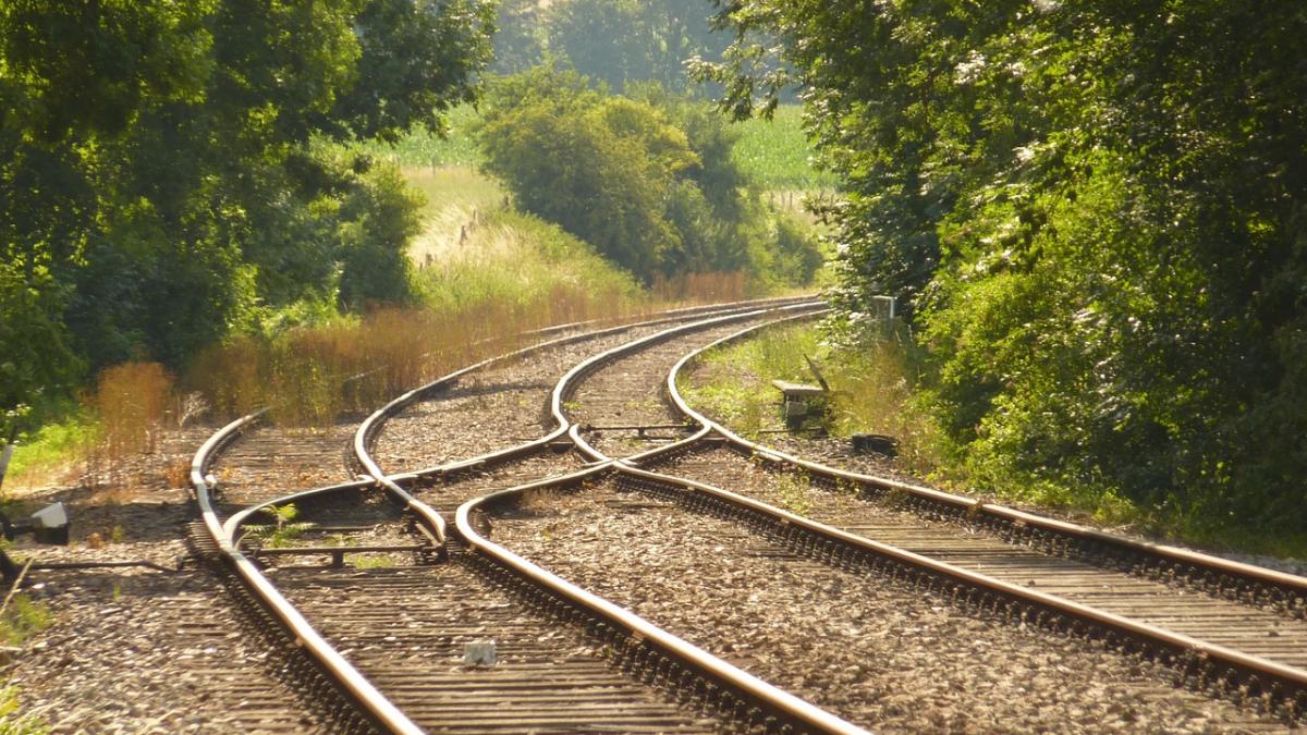 clipe de groaza pentru o fetita tatal sau a sarit in fata trenului cu micuta in brate foto