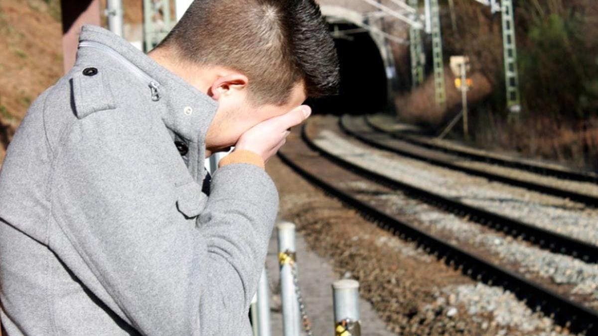 la inceput a avut o simpla durere de gat apoi a inceput sa scoata sunete ciudate medicii i au pus